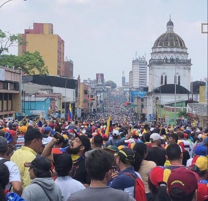 SergioVergaraG's tweet image. Avanzamos en la #OperaciónLibertad. 

#Tachira de punta a punta salió a las calles. 

Mañana los empleados públicos deben tomar sus trabajo con un distintivo azul que reclame el cese de la usurpación

Desde la @AsambleaVE vamos a garantizar la defensa de su empleo

 #VamosConTodo
