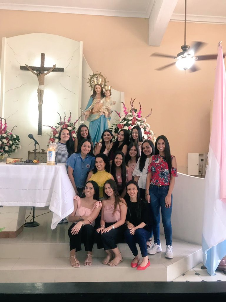 ctamarac_'s tweet photo. Uno siempre vuelve a los lugares donde fue feliz😍 #DíaDeLaExalumnaSalesiana #Prom2014 https://t.co/IE91eHIOv8