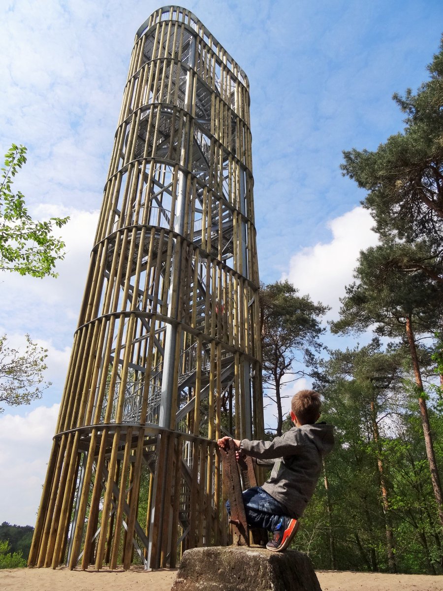 Morgen niets te doen? Dan met de kids naar #Speelbos De Das in #Herperduin. Klimmen en klauteren, aan de rand van natuurgebied Herperduin, bij PanenZo.nl en Restaurant <a href="/Kriekeput/">kriekeput</a>. De Das is 6 m. hoog, 33 meter lang en 23 meter br. #uitkijktoren staat er naast