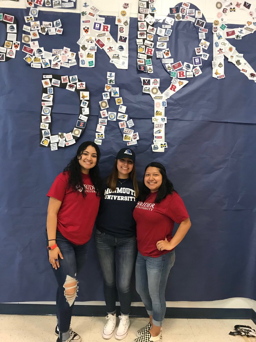 AdelanteHHS's tweet photo. Adelante’s Advisors and Senior club members take on college !! #DecisionDay2019 https://t.co/u3lNOEcVsb
