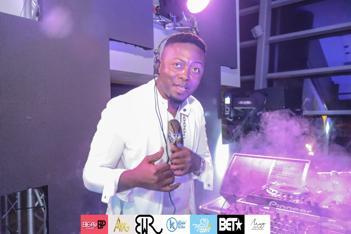 MOGPortrays's tweet photo. All White With a Touch of Gold 
DJ on the Decks: @djmalwela #peakhourdj #metrofm
Doing the things #allwhitewithatouchofgoldlifestyle 
#keditaba #kemabaka #bigpielifestyle #bigpieconcepts
@allwhitewithgold @pie1pie @djsumbodysa @plumeventsandpr  @phillipworldwide https://t.co/bIcEct1KXW
