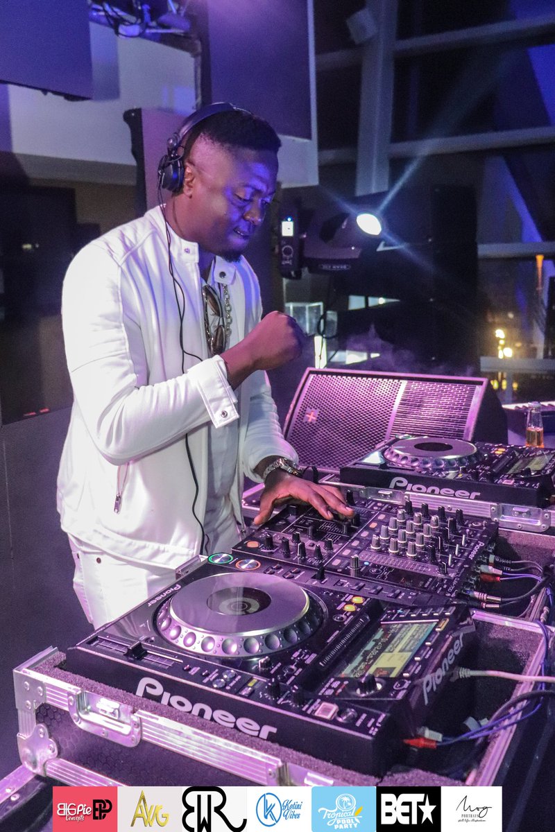 MOGPortrays's tweet photo. All White With a Touch of Gold 
DJ on the Decks: @djmalwela #peakhourdj #metrofm
Doing the things #allwhitewithatouchofgoldlifestyle 
#keditaba #kemabaka #bigpielifestyle #bigpieconcepts
@allwhitewithgold @pie1pie @djsumbodysa @plumeventsandpr  @phillipworldwide https://t.co/bIcEct1KXW
