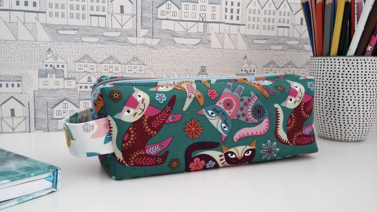 This print is puuurrrfect for this style of pencil case! #catsoftwitter #handmadehour #natstatsweek #WorldStationeryDay sewsofia.co.uk