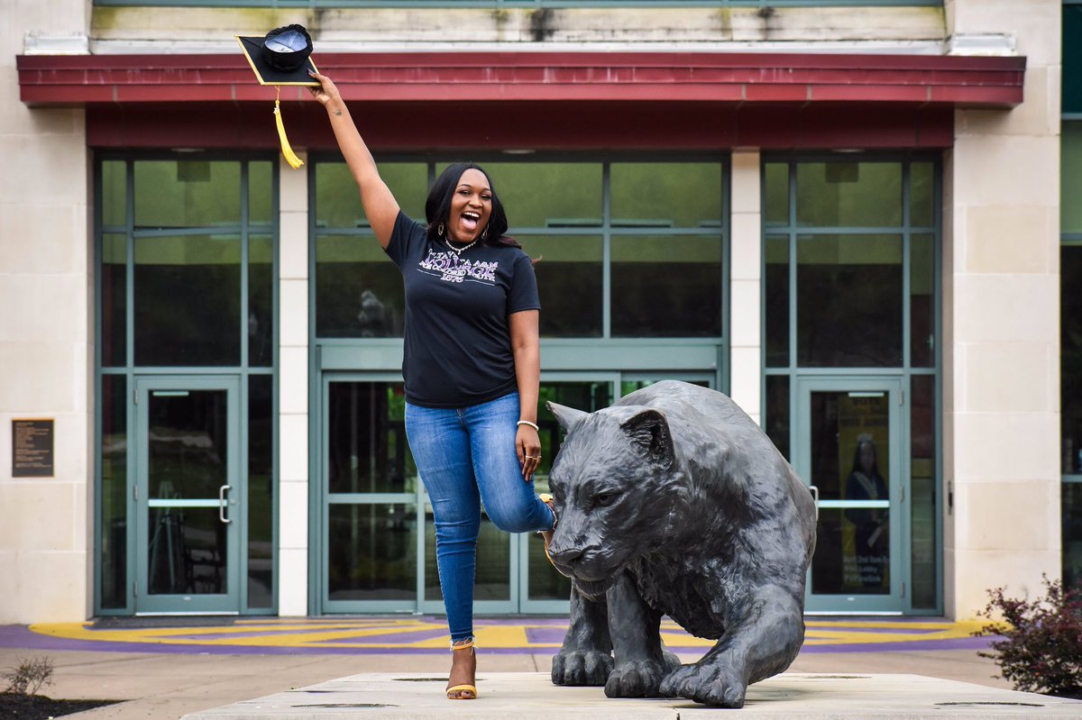 doubleNN__210's tweet image. I can see the finish line. 

9 more days. 👩🏾‍🎓

#PVGradSwag #PVAMU19