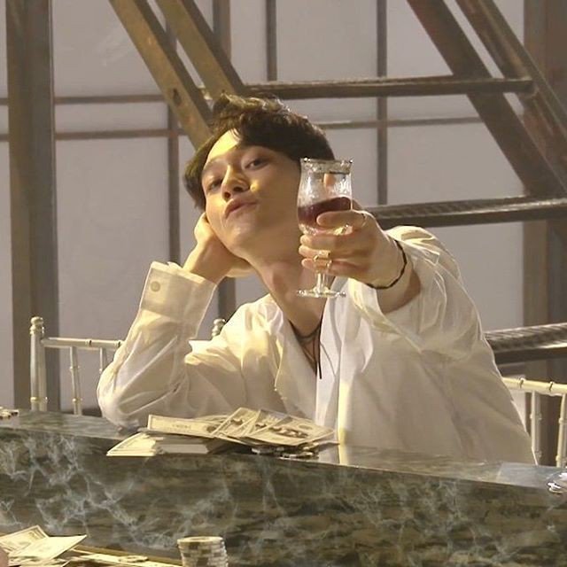 xunqiris's tweet photo. Por todas las desveladas, por todas las veces que un profesor te llamó la atención, por todas las veces que tu madre te dijo "Ya deja ese celular", por los que hicimos lo que estaba en nuestro alcance por ellos, por todo eso y más #ThankYouEXOL

#EXO @weareoneEXO https://t.co/OZ4zHjXIII