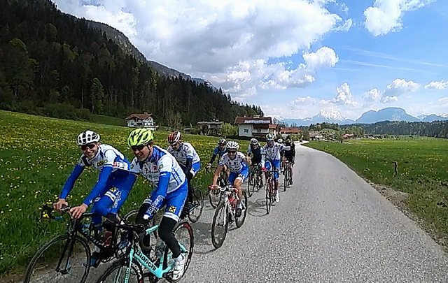 bikearea's tweet photo. Im Unterland ist's heute nach einem frischen Vormittag doch noch sonnig und damit relativ warm geworden. Die Straßen waren daher voll mit Radlern, darunter auch die Hobbygruppe des Raiffeisen-Radteams Tirol, hier auf der 75-km-Tour zurück von #Mariastein nach #Schwaz. #40kmh 😶😋 https://t.co/9fLoIMPud7