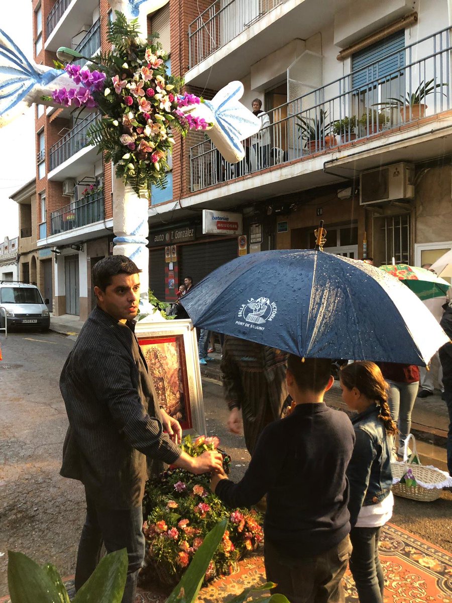 Els nostres representants infantils  de 2020 han ofrenat en la Creu de Maig de L' A. C. Falla Eduardo Merello. Moltes gràcies per convidar-nos.