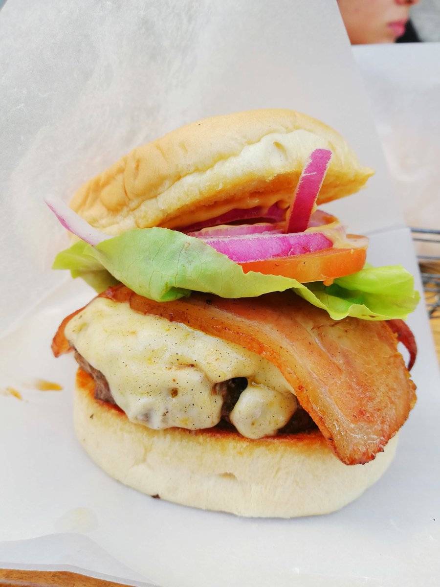 NickNgv's tweet photo. Estoy probando la hamburguesa #laclasica La Clásica en el restaurante El Clásico Manizales
#BurgerMasterCo https://t.co/iXGlU76cyF