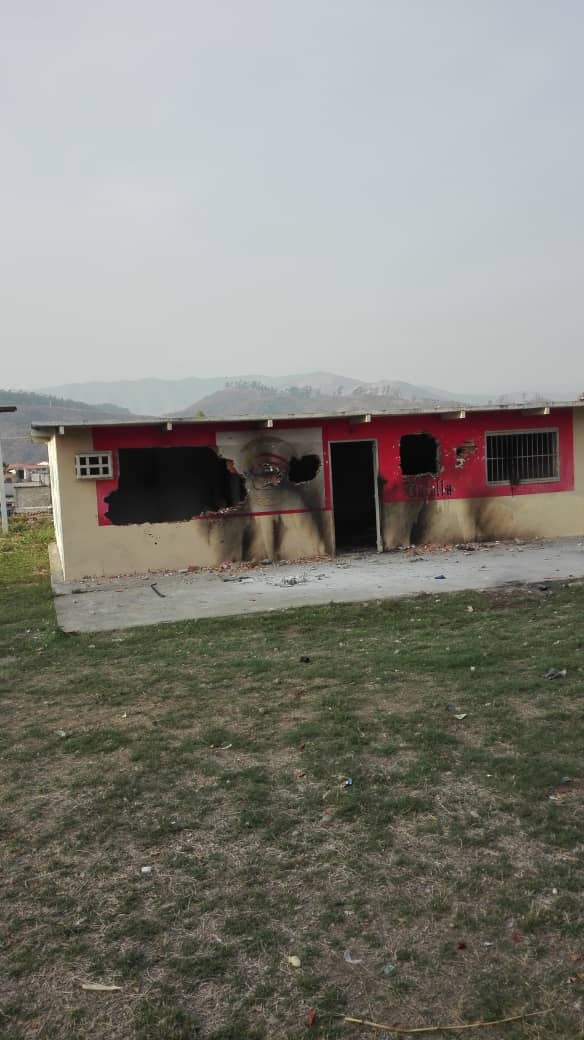 churuguara's tweet photo. #1May Así amaneció la sede del consejo comunal de Vista Hermosa, muy cerca del urbanismo Ciudad Socialista La Mora en La Victoria #Aragua,luego del asesinato del joven Samuel Enrique Mendes. https://t.co/qCoN8K0T2J