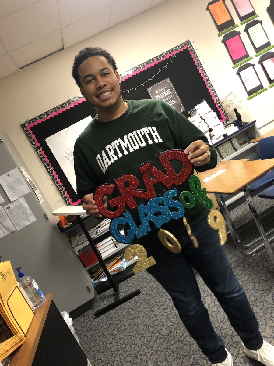 K_kile's tweet photo. You sign shirts- I snap pics5 #Sr2019 #DHS #theyletuteachPAP #leggings #8thblock https://t.co/jfBQcss1u9