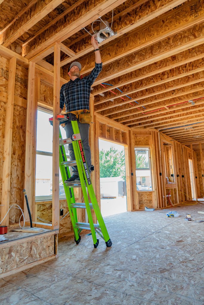 laddersafetyguy's tweet photo. Never lean an ordinary stepladder against the wall. Instead, choose a leaning ladder. #safetytip #laddersafety https://t.co/jkQsR8j3uP