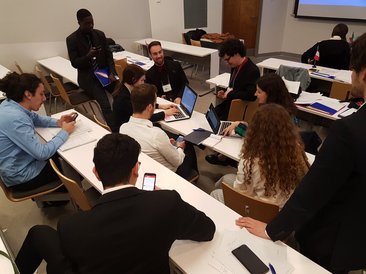 ¡Trabajandro duro, twitteando duro! #ÉCOFIN #amendements #FRANCEVSITALIATWITTERWAR