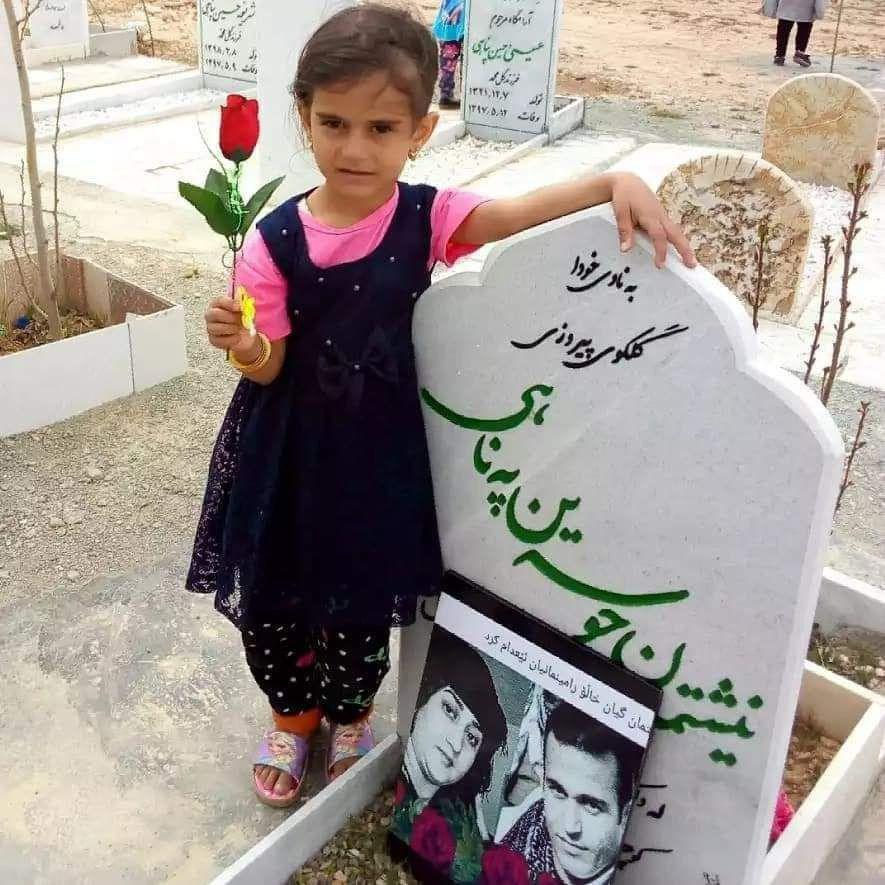 KarimSaleh64's tweet photo. گرامی باد یاد وخاطره #رامین_حسین_پناهی وخواهرش نیشتمان
فانوس های ده می‌دانند 
که بیهوده روشن اند.
و سگان ده نیز می‌دانند 
که بیهوده بیداراند.
وقتی در روشنی روز،
دزدها به مهمانی کدخدا می روند.
#سپاه_تروریست
#اعتراضات_سراسری
#IranRegimeChange
#ایران https://t.co/CweCdFeHRf