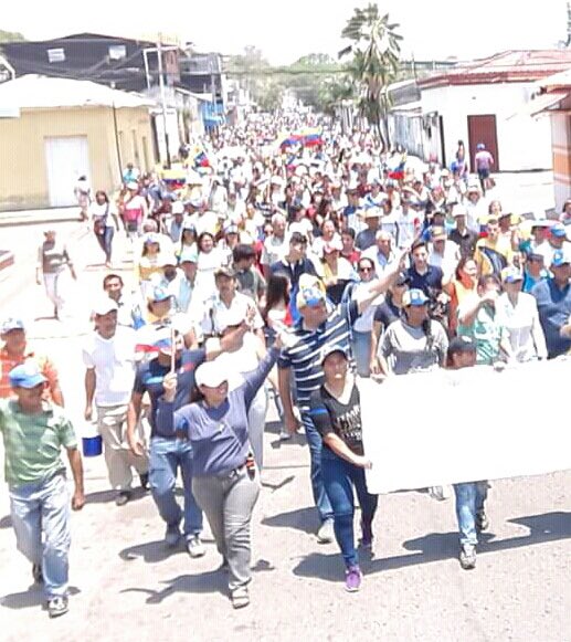 TeLoCuentoNews's tweet image. #1May #Venezuela La sociedad civil marchó pacíficamente en Santa Bárbara de #Barinas, municipio Ezequiel Zamora. Aparte de banderas, varios  marchistas portaban un brazalete de color azul. @walterobregon