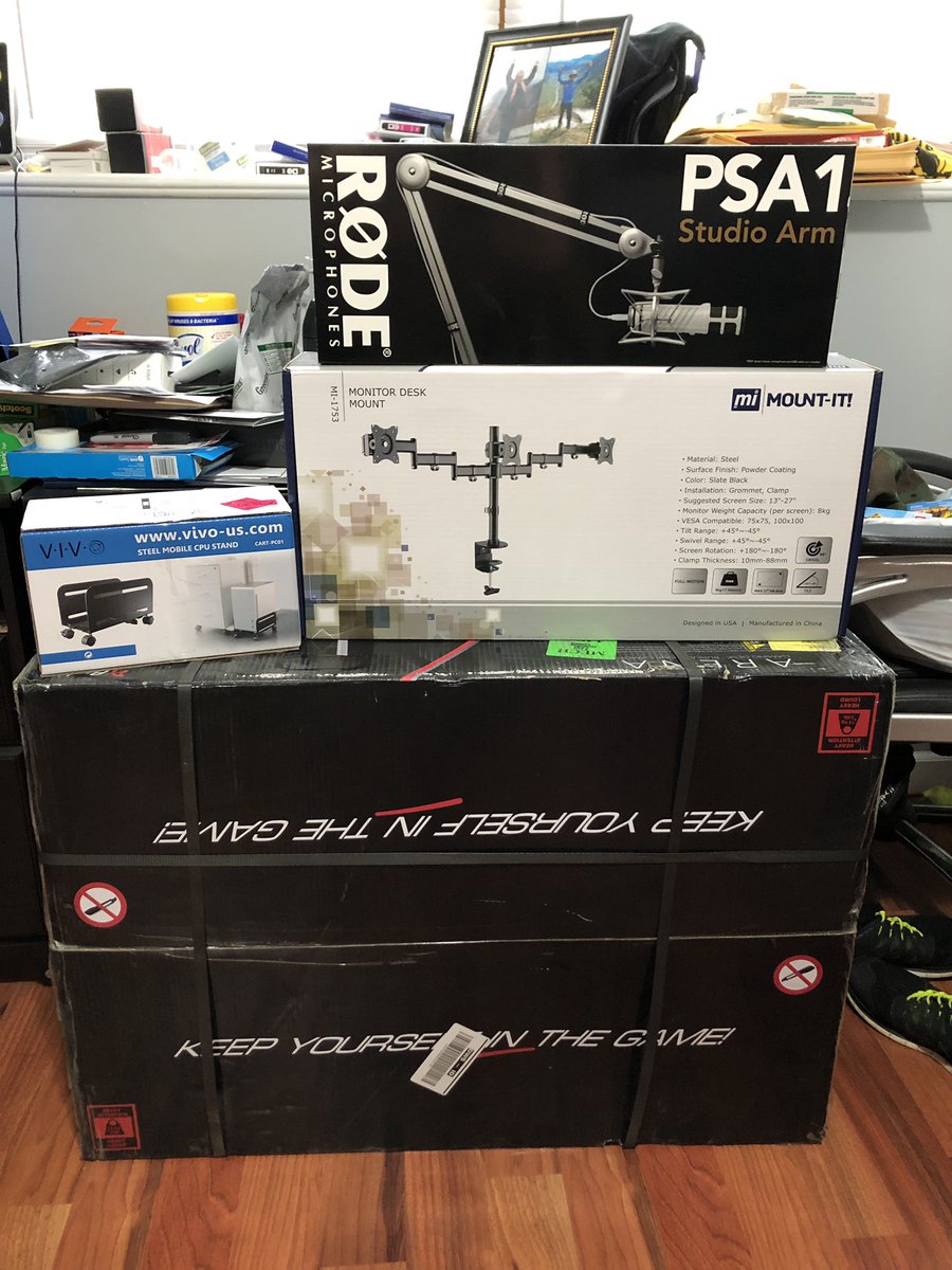 AyyFatTony's tweet image. New things coming to a stream near you! #arozziarena #rodepsa1 #triplemonitorsetup