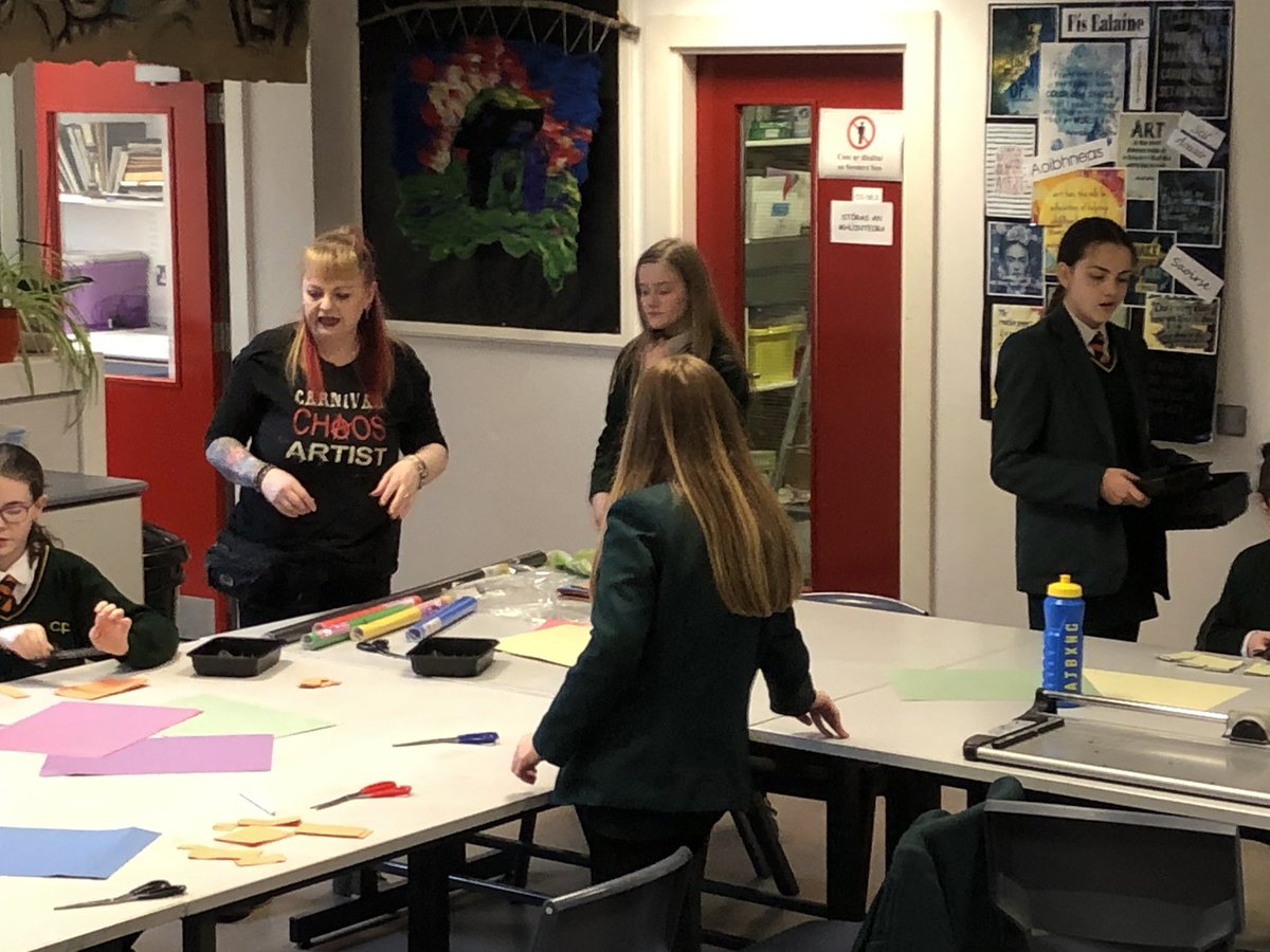 Bl.8 Ag crúthú portráidí do dhaoine inspioráideacha le healaíontóir Margaret Mc Cann <a href="/FeileBelfast/">Féile an Phobail</a> Yr.8 creating portraits of inspirational people with local artist