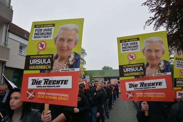 300 Deutsche demonstrieren am #Arbeiterkampftag durch #Duisburg!
#DieRechte #Europawahl #Europawahl2019 #EP2019 #1mai
die-rechte.net/lv-nordrhein-w…