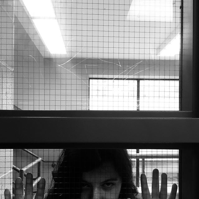 lelaboArt's tweet image. Avec leur téléphones intelligents, les jeunes explorent des nouvelles façon de s'exprimer et de montrer leur point de vue sur le monde.
Voici un autre portrait produit lors de l'atelier "Le jeu de la photographie" avec @marclemyre_to 
#atelierphoto #artm… bit.ly/2IVM2hF