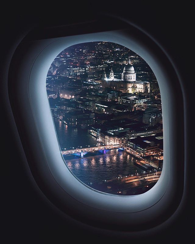 In-flight entertainment 🌃✈️🇬🇧 good evening friends. #londonbynight #stpaulscathedral #abovethecity bit.ly/2UPjhop