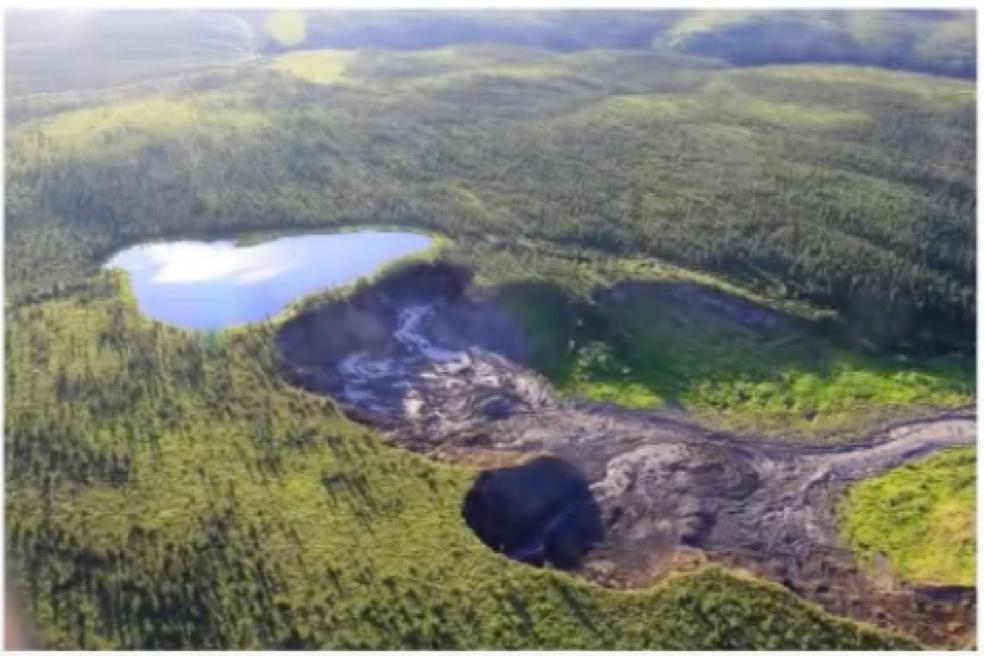 This video is a time lapse compiled by the  @GNWT_ITI (NTGS). Watch how the mud/debris flows speed up over time, eventually breaching & draining the lake. Rumour is that this thaw slump was discovered through local Indigenous knowledge, helping scientists! 