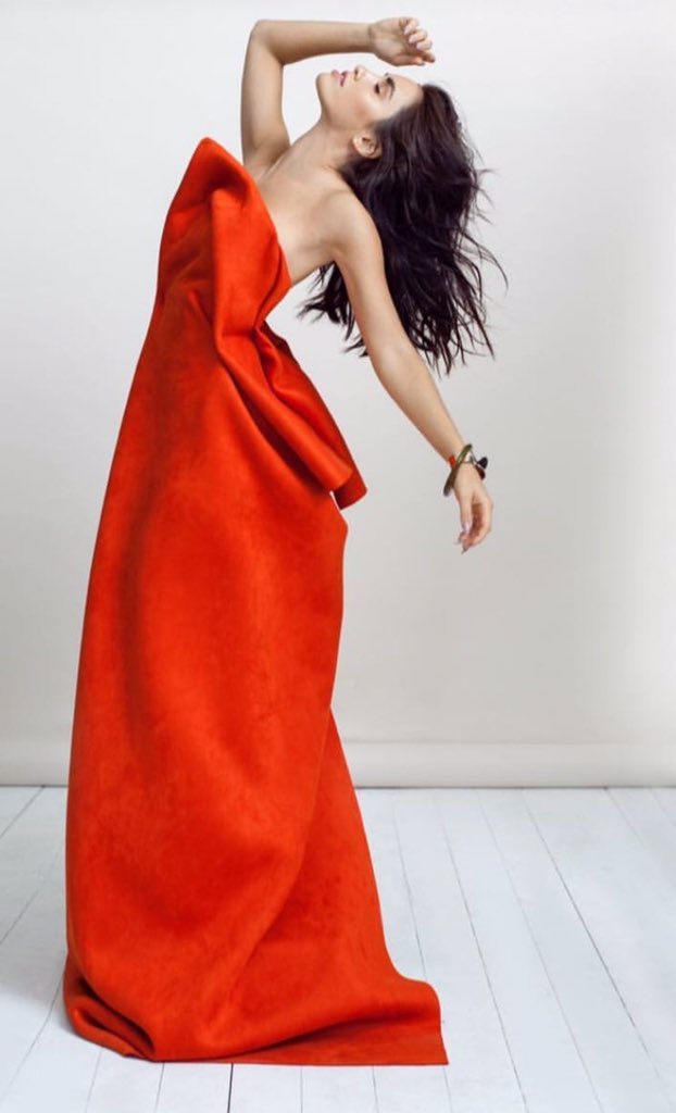 envivo_com's tweet photo. En plena expansión internacional de su música, abraza al feminismo mientras conserva la estrategia de reírse de sí misma, charlar con su mamá y escaparse al campo con su novio @lalioficial para @elle_argentina 💫 https://t.co/8vKmzLWVfN
