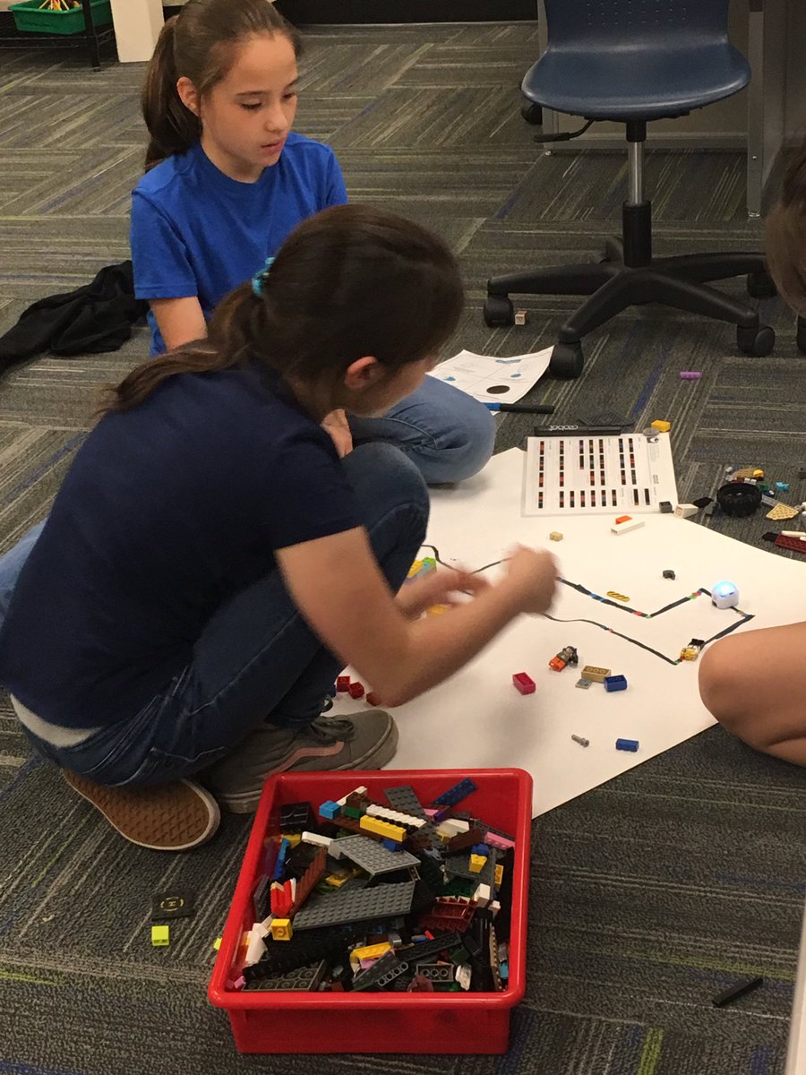 Techyteach16's tweet image. Last day of LEGO club means robots and coding. Build a course for your Ozobot.  This is what teamwork looks like. #cridgepride