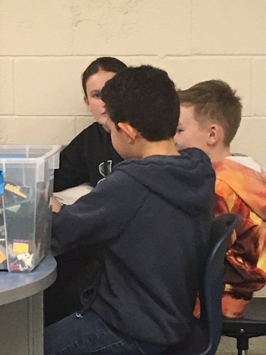 Techyteach16's tweet image. Last day of LEGO club means robots and coding. Build a course for your Ozobot.  This is what teamwork looks like. #cridgepride