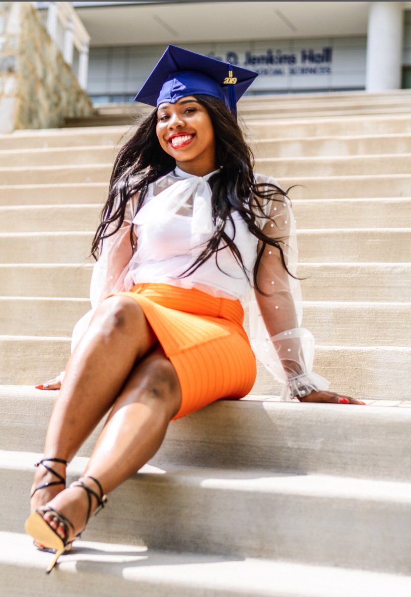 MORGOtheHERO_'s tweet image. Not only is she beautiful.. but that girl smart 🎉✌🏽📚 #MASTERSLOADING