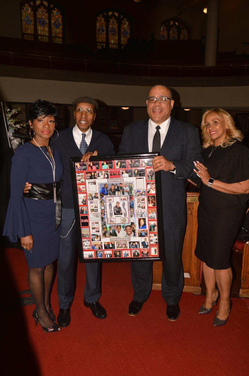 mixcom's tweet photo. We are family!  ⁦@HRRadiolady⁩ ⁦@ABGray⁩ ⁦@ToyaBeasley⁩ #Bobslade https://t.co/XGSxGxhtK1