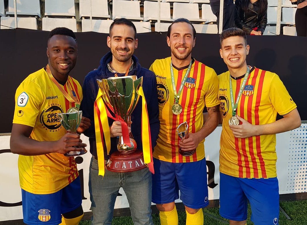 Marc_Abello_'s tweet photo. Un orgull i un gaudi enorme és seguir aquest equip!🎙️ Enhorabona per la #CopaCatalunya, @uesantandreu! ❤️💛 🏆 #uesaradio #periodista #daleuesa #uesa #CopaCat19 https://t.co/6wDkSqwGBw