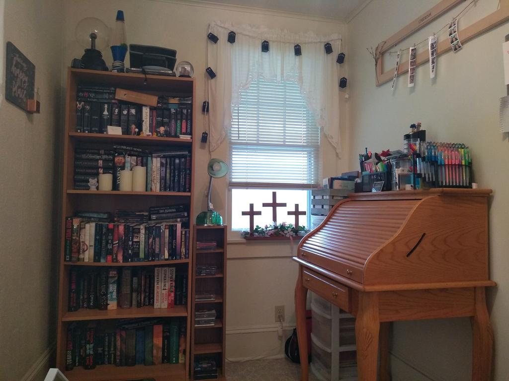 A_Nicole_Writes's tweet image. Everyone has their own little area that's just for them. A place they can escape to and emerse themselves in their own passions. Show me you "man cave" or "she space"!⠀
⠀
#writingspace #WritingCommunity #writerslife