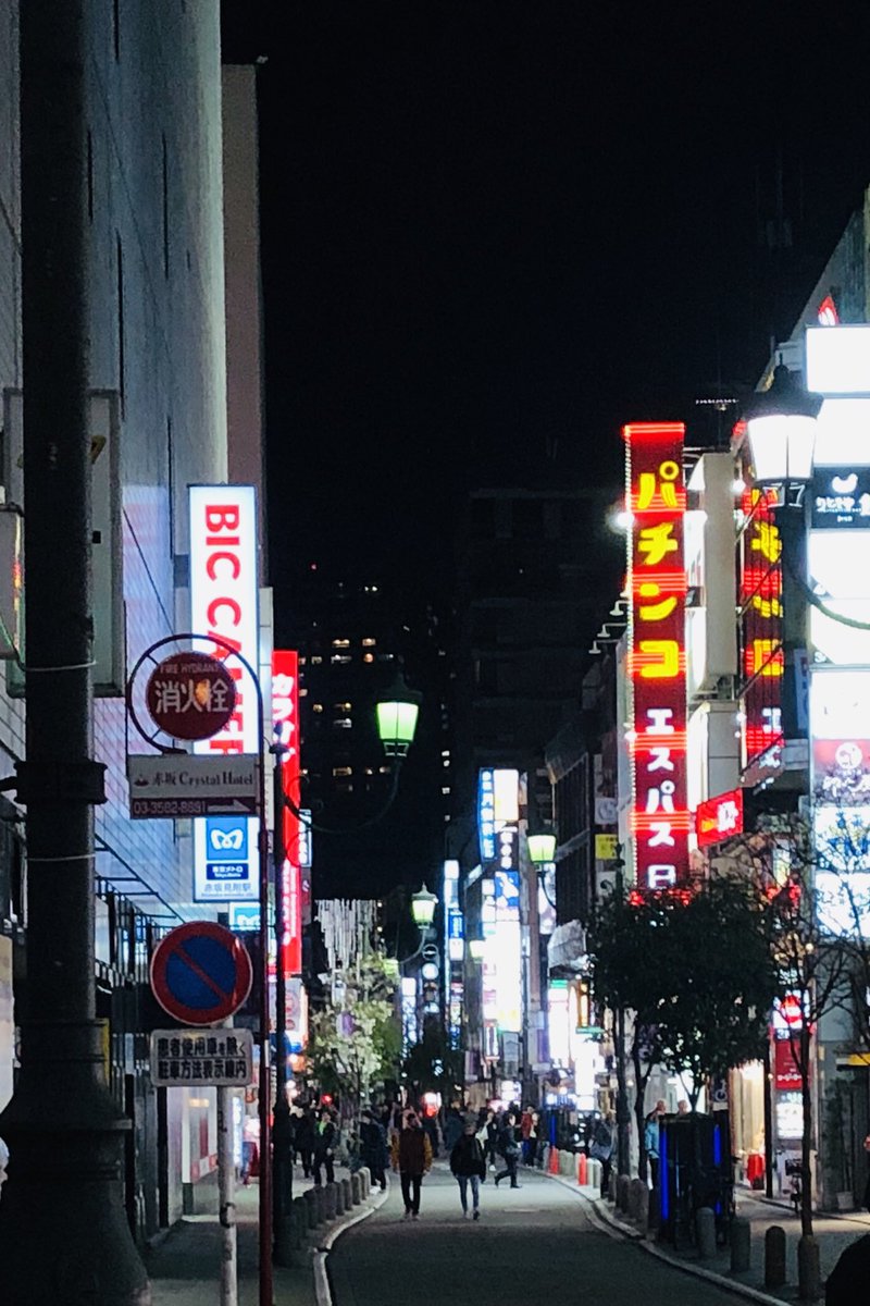 alternacations's tweet photo. When visiting Tokyo remember to always walk on the left and line up single file when preparing to board the train. The locals will appreciate it. #WednesdayWisdom #JapanTravel #Tokyo #TravelTips #ItsYourWorld #Alternacations https://t.co/O2qfNtaSwy