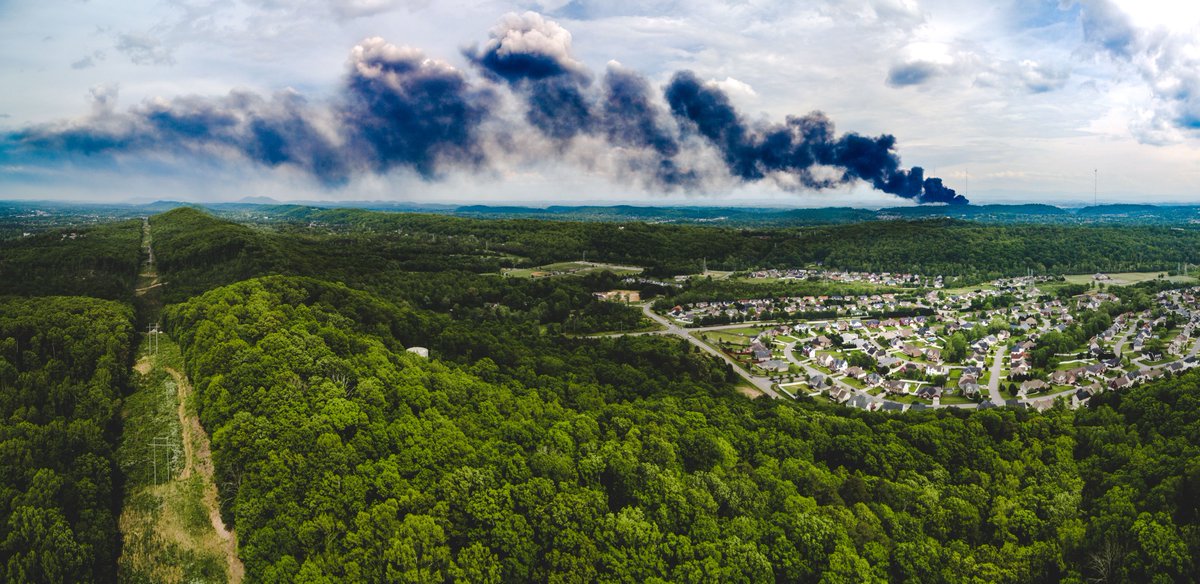 BwanaJ's tweet photo. Fort Loudon Waste &amp; Recycling fire is looking pretty ominous above #Knoxville   #fire #aerialview #photo #fortloudon #notthebestwaytorecycle @6News @wbir https://t.co/hYHxkeY94m