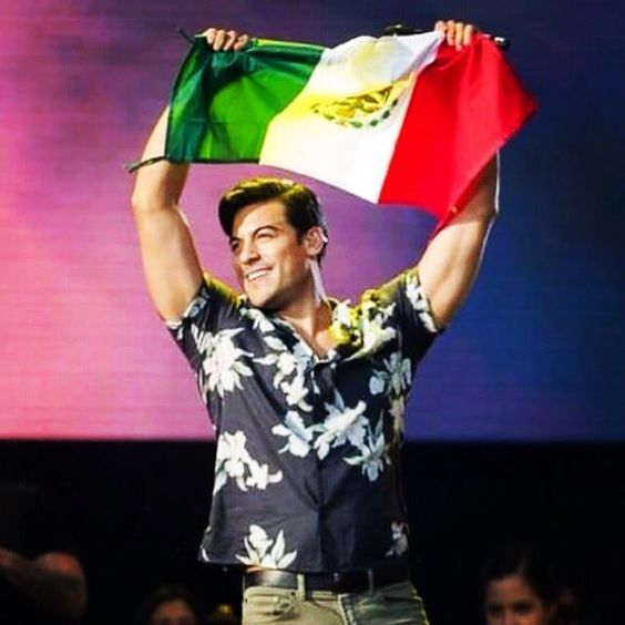 radiofanatica_'s tweet photo. "TU JUEGO DE AJEDREZ" @_CarlosRivera
#LosMiercolesSonDeRivera
https://t.co/fJPoAfgkag | 👑♟️
Puede que #parezca un peón
Pero tengo un #reino y su riqueza
Que #algunos le llaman corazón! https://t.co/lJv2O9VEQH