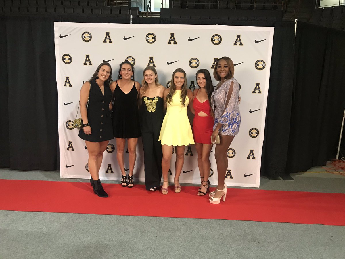 AppWTennis's tweet image. .@AppWTennis flashy on the red carpet!!! 💃🎾〽️ #APPSPYS2019