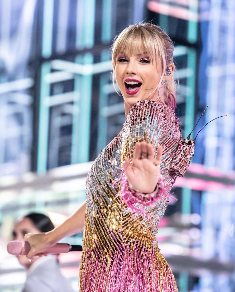 caticornsRreal's tweet photo. Things I'll be dreaming about tonight:
@taylorswift13 and @brendonurie #MEonBBMAs performance
Benjamin Button
The #MElyricvideo
Glitter, rainbows, unicorns and my merch arriving. https://t.co/oMVGQYOUk1