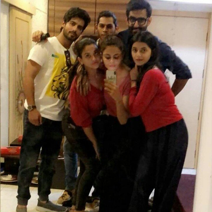 KhokanG54463769's tweet photo. Naw #GathBandhan Stars Perty time so beautiful @Shrutii_Sharmaa @abrarqazi47 #dhanak #raghu #Sejal #pritti #aslam #batli https://t.co/KEIlPTu4gZ