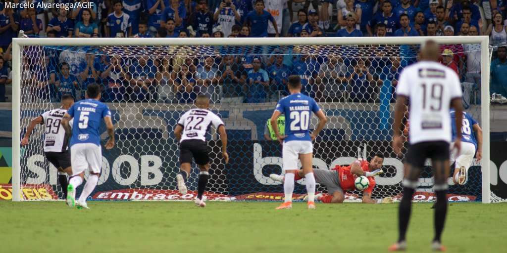 Brasileirao's tweet photo. 🙌  Fábio pegando mais um pênalti está passando pela TL... 🔵⚪ #CRUxCEA https://t.co/h8v2FGpLaY
