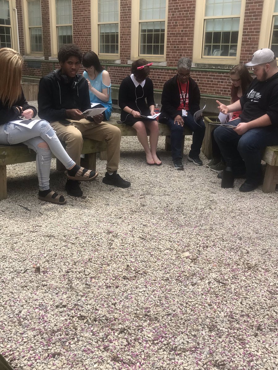 MrsKitchel's tweet photo. Warm weather means reading outside in our beautiful Memorial Garden! ☀️ #LearnatRHS #buildingreaders https://t.co/DnxctVSeom