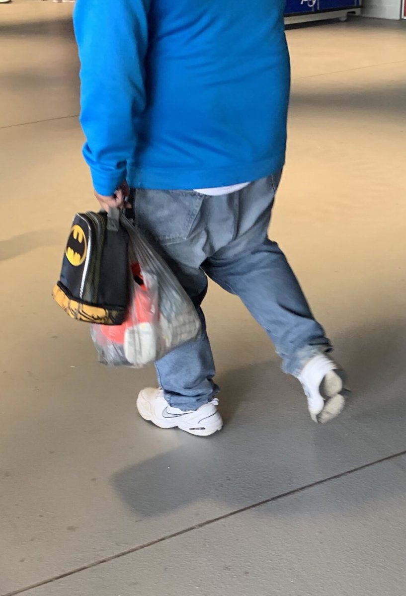 Dad Shoes -Baggy light blue jeans -Lack 