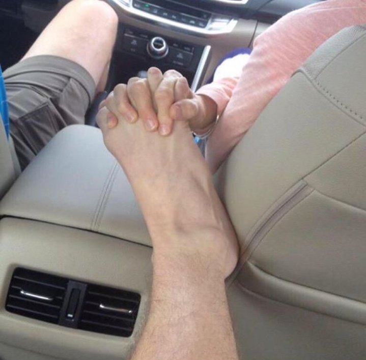 Муж держит ноги. Рука в руке в машине. Мужская и женская рука в машине. Руки парня и девушки в машине. Женские и мужские ноги в машине.