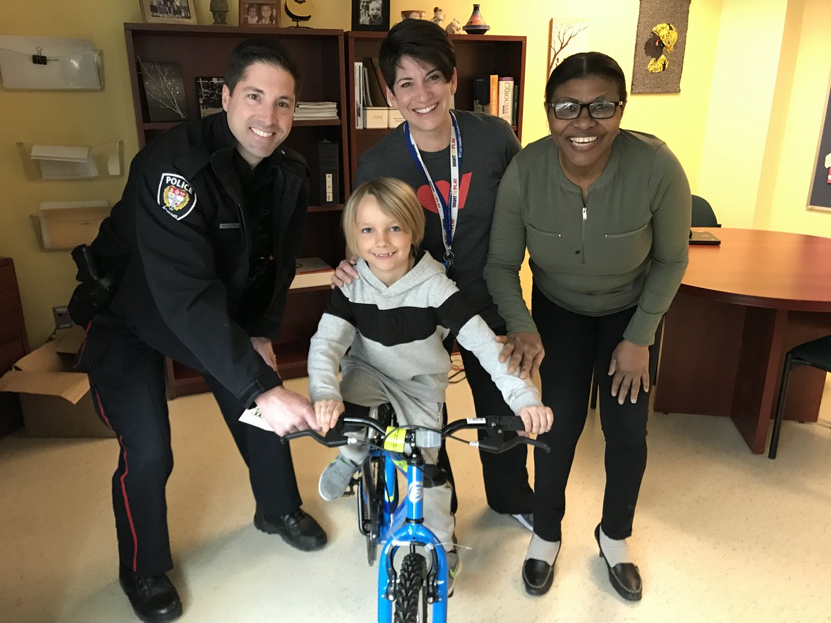 Merci à M. Riopelle de nous avoir aidés avec l’initiative des vélos. Le voici en compagnie de Mme Reine ainsi que Mme Fleury-Belfort. Quoi de plus merveilleux que d’unir nos efforts pour donner de la joie à nos élèves.  Voyez le beau sourire de celui-ci. @ottawapolice @SRO_East