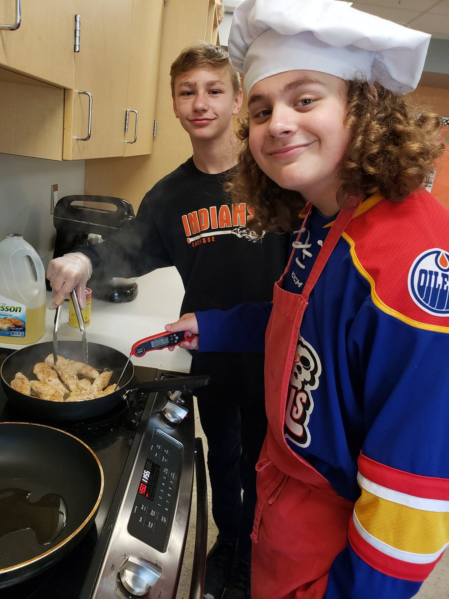 BetsyLewis4's tweet photo. These guys did an awesome job today making delicious chicken sandwiches! Love it when one of them said "I didn't know I could cook!" #yummy #guysthatcook https://t.co/FbJW75EaNk