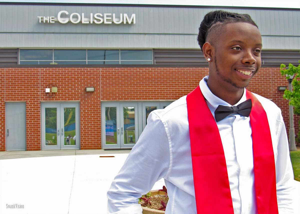 Swankadelic_'s tweet photo. “They say I owe sallie Mae, but I owe my people way more.” 🎓🍾#GradSzn #SwankU
📸: @Cody_Swank_ https://t.co/7eLjk2TKnC