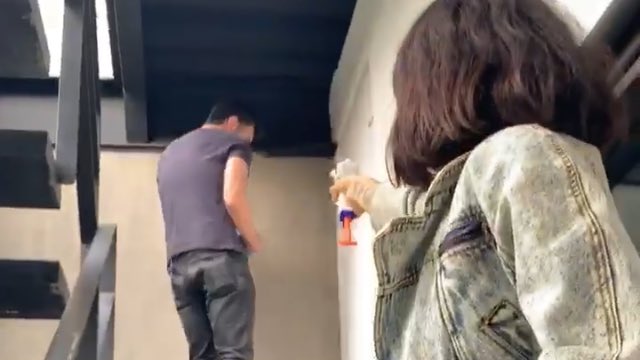 ferfatale's tweet image. a quién se le ocurrió la idea de pasarle una pistola de juguete a @monlaferte ?!??!!!