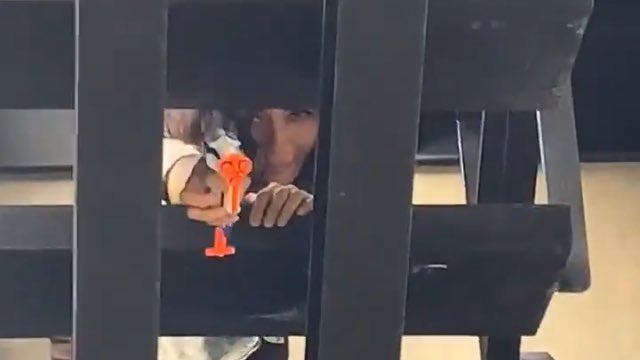 ferfatale's tweet image. a quién se le ocurrió la idea de pasarle una pistola de juguete a @monlaferte ?!??!!!