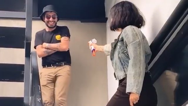 ferfatale's tweet image. a quién se le ocurrió la idea de pasarle una pistola de juguete a @monlaferte ?!??!!!