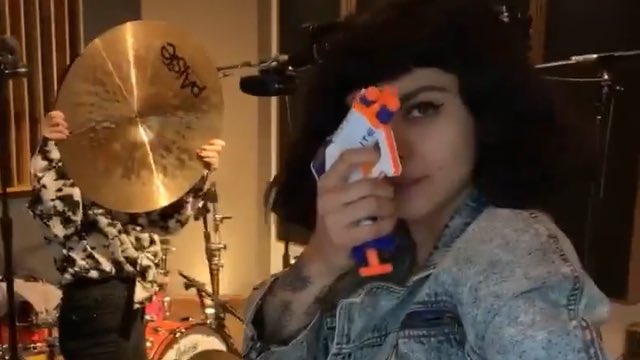 ferfatale's tweet image. a quién se le ocurrió la idea de pasarle una pistola de juguete a @monlaferte ?!??!!!