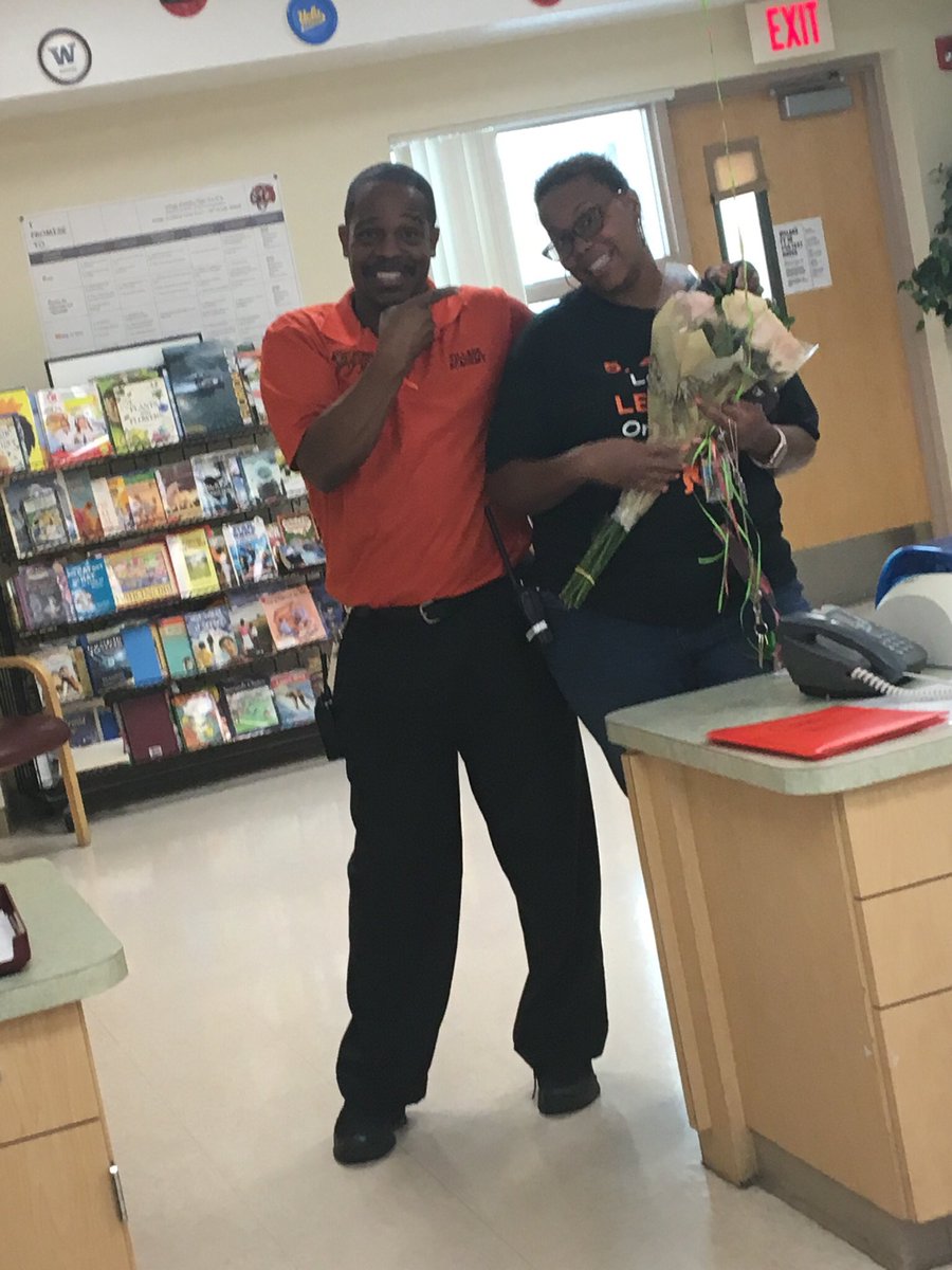 LaToyaTDixon's tweet photo. Today was the start of FSA ✏️but all the treats for Principal’s Day took all the jitters away! 💕🙏🏾😊My VA Family 🧡🐅#ReadyToLevelUp @TamicaWilliams_ @MrsAVID_DIVA @hkdog111785 @Nae_Mat @Its_BNicole @vfaugrad05 https://t.co/9kb7TUDaLr