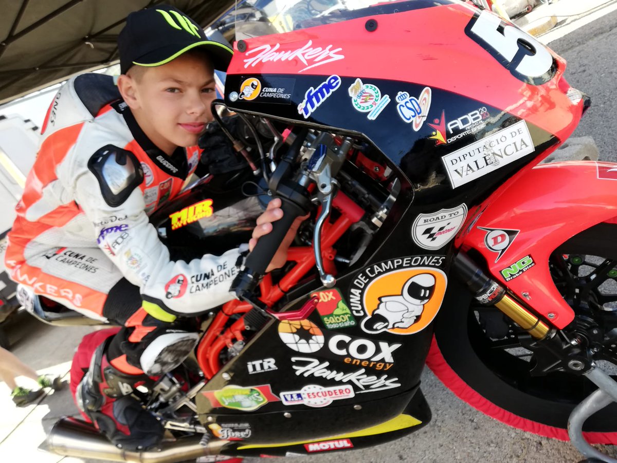 Alberto54piloto's tweet photo. Fin de semana @CircuitValencia @cuna_campeones tras un problema mecánico solo pudimos clasificar once en parrilla de salida y tocaba remontar hasta conseguir P2 y P3.
@HawkersCo
@Mthelmets
@Cox_Energy
#CebollasJavaloyes #TransportesEscudero
#CoxSaborTodoElAño
#Avecox #Tecnotyres https://t.co/dyV9Ia8suc
